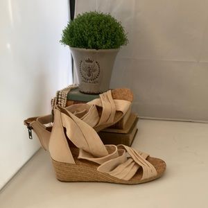 UGG AUSTRALIA WOMEN’S Wedge Sandals. Beige Linen size 9